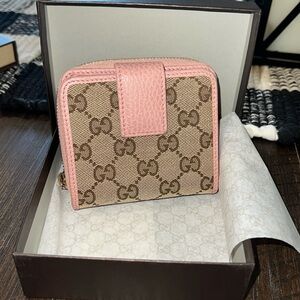 {Gucci Monogram Zip Around French Flap
Bi-Fold Wallet}
